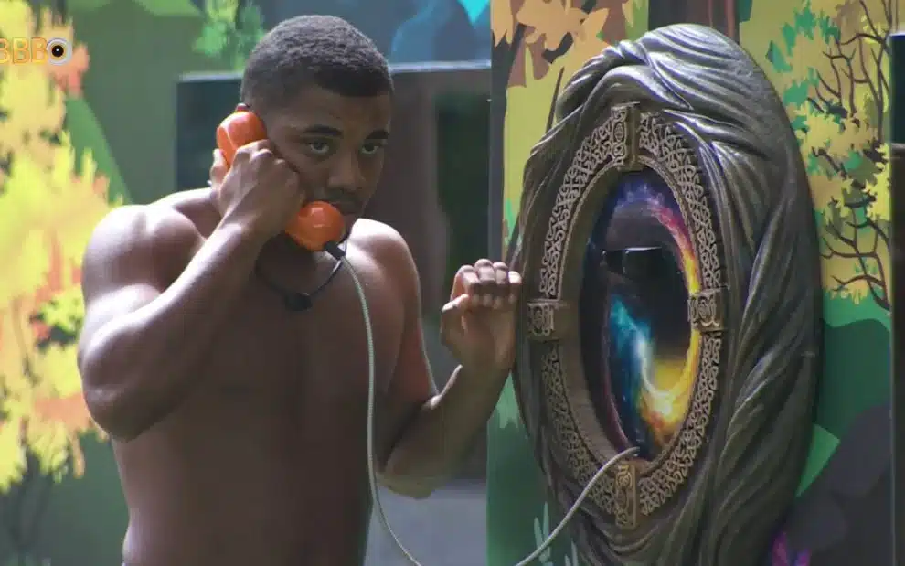 Davi atendeu ao Big Fone e foi mandado direto ao paredão do BBB24 (Foto: Reprodução/ Internet)