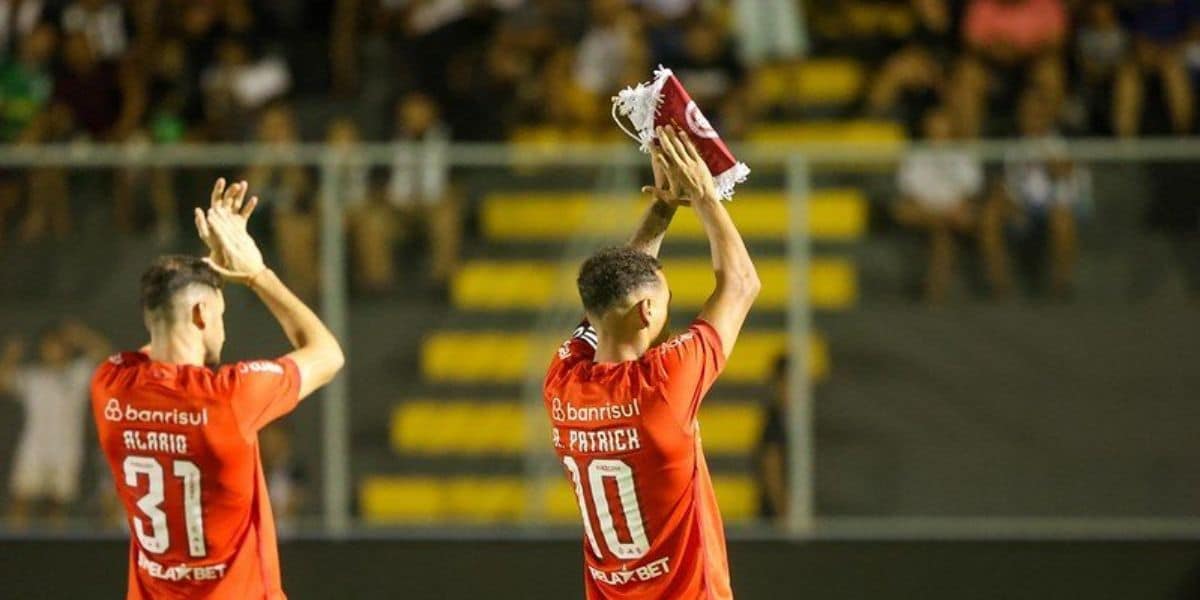 Jogadores do Internacional agradecendo a torcida presente no estádio (Reprodução: Internet)