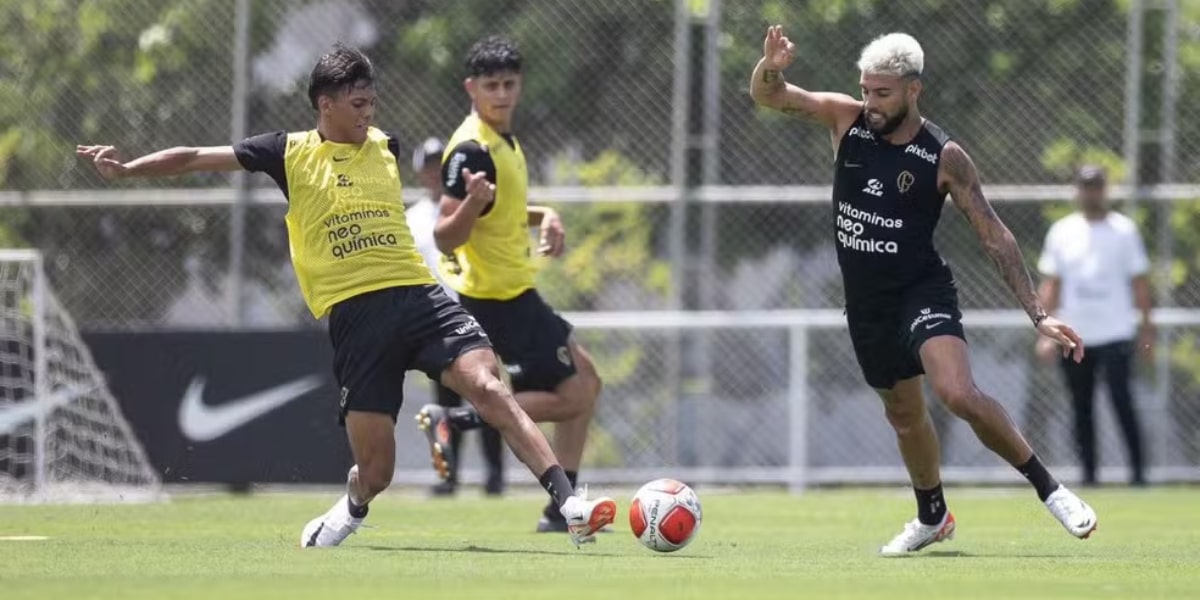 Rafa Venâncio em treino com o elenco profissional do Corinthians — Foto: Rodrigo Coca/Agência CorinthiansRafa Venâncio em treino com o elenco profissional do Corinthians — Foto: Rodrigo Coca/Agência Corinthians