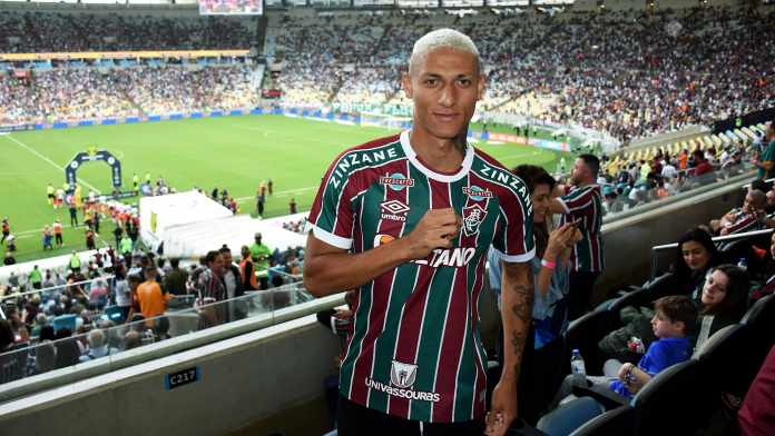 Richarlison recebeu camisa do Fluminense (Foto: Marcelo Gonçalves - FFC)