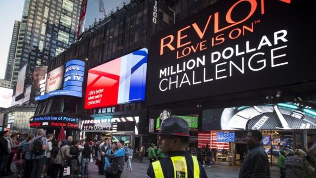 Revlon, rival da Avon nos Estados Unidos, conseguiu escapar da falência total após cenário devastador (Foto Reprodução/Internet)