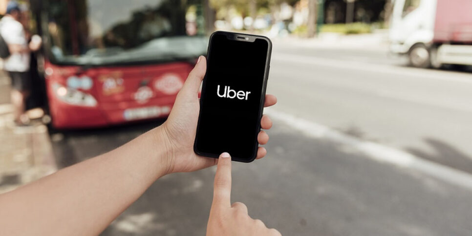 Celular com aplicativo da Uber (Foto: Reprodução - Freepik)