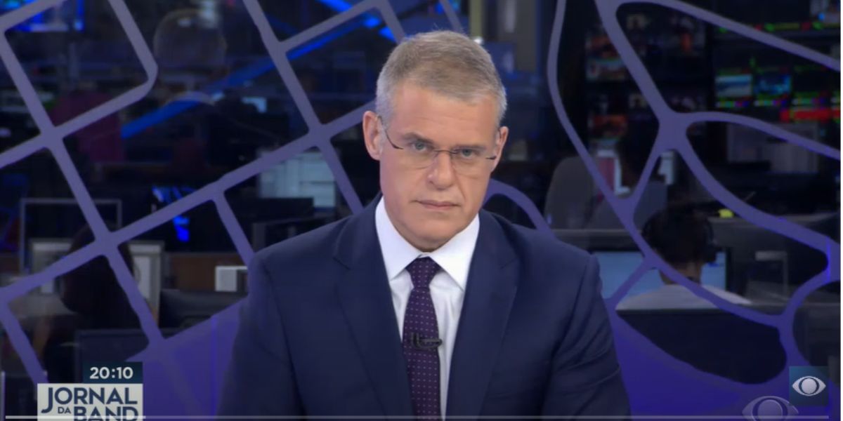 Eduardo Oinegue é o principal apresentador do Jornal da Band (Reprodução: Band)