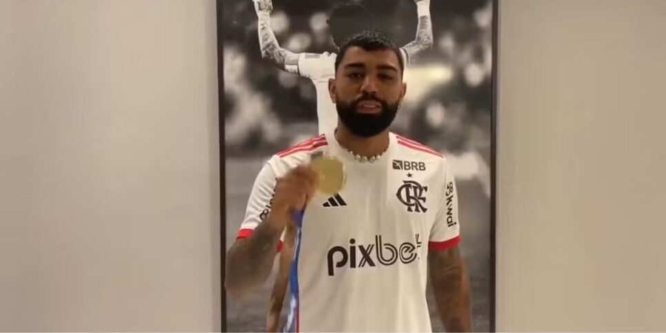 Gabigol recebe medalha de campeão carioca — Foto: Reprodução