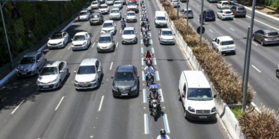 Motoristas em rodovia - Foto: Internet