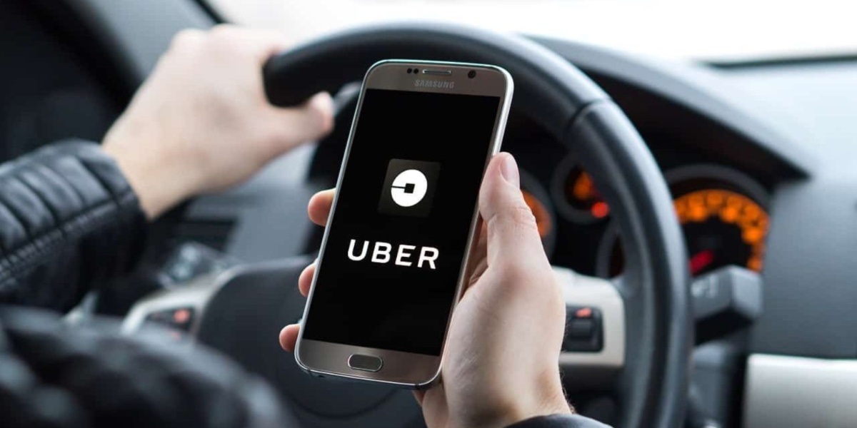 Motorista de Uber em seu carro (Foto: Reprodução/ Internet)