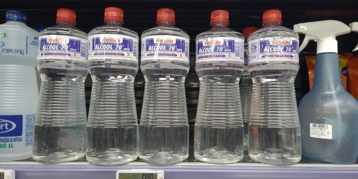 O álcool em gel segue vendido nos supermercados (Reprodução: Internet)