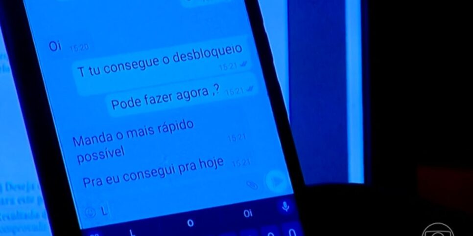 Mensagens trocadas entre a corretora e os criminosos (Reprodução: Globo)