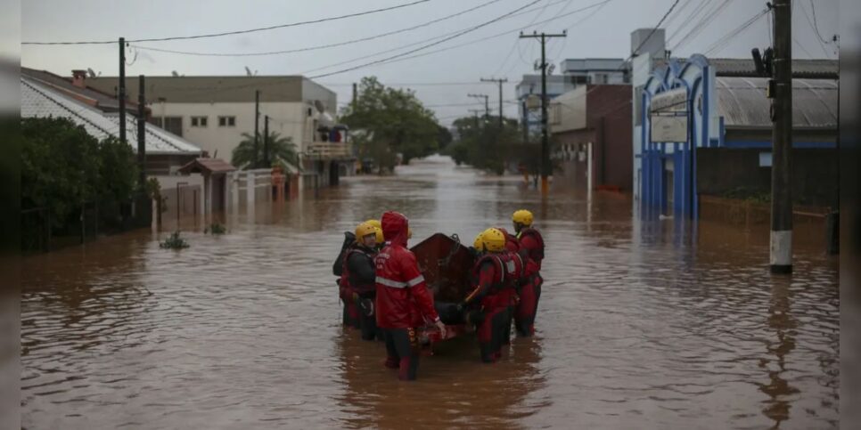 Defesa Civil do RS resgata pessoas desaparecidas no ocorrido das chuvas (Reprodução/A TARDE)