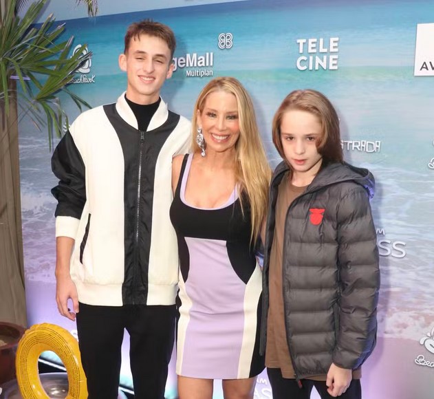 Danielle Winits e os filhos Guy e Noah (Foto: Diego Laureano / TV Foco)
