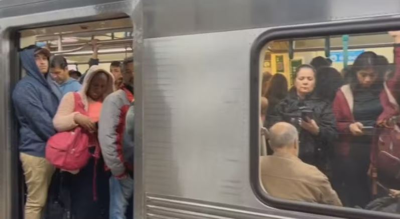 Vagões da Linha 1-Azul do Metro extremamente lotados na manhã desta terça (28) Foto: Reprodução/TV Globo)