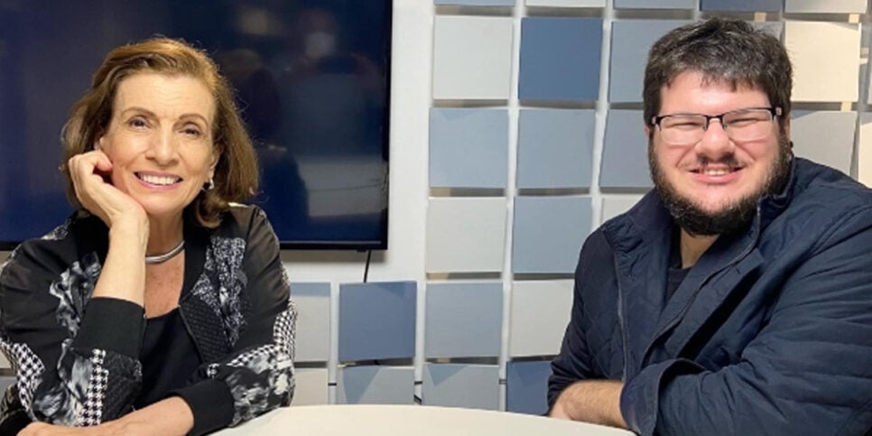 Cris Poli, a Supernanny, com o apresentador Danilo Gobatto, do Antenados (Foto: Reprodução - Band)