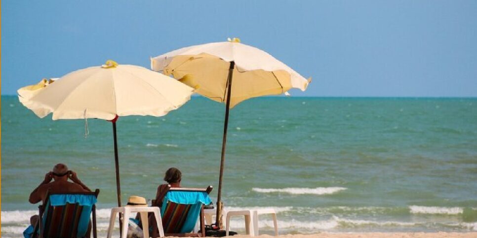 Pessoas curtindo o feriado na praia (Foto: Reprodução/Internet)