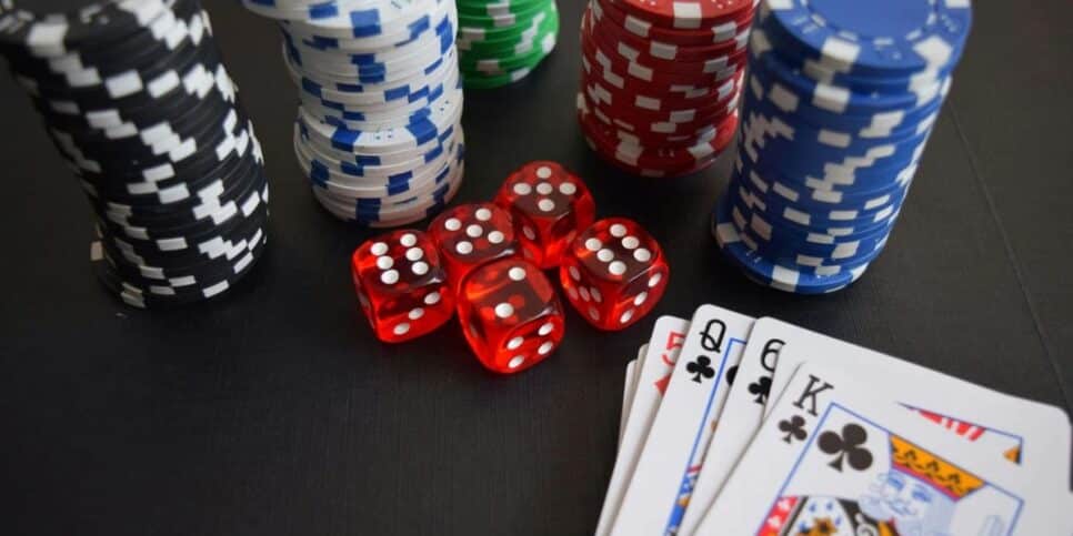 Fichas de poker, dados e cartas de baralho (Foto: Reprodução / Pexels)