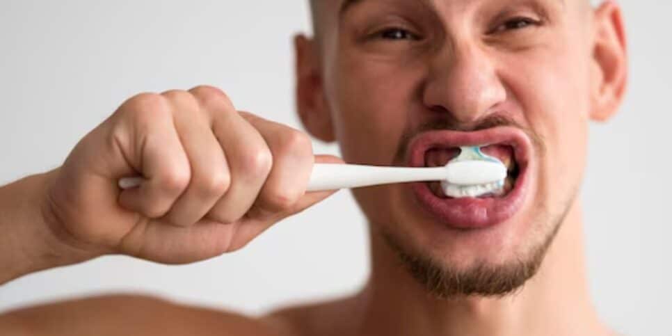 Homem escovando os dentes (Foto: Reprodução / Freepik)