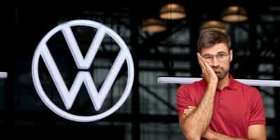 Logo da Volkswagen e homem triste (Fotos: Reproduções / REUTERS/David 'Dee' Delgado / Freepik)