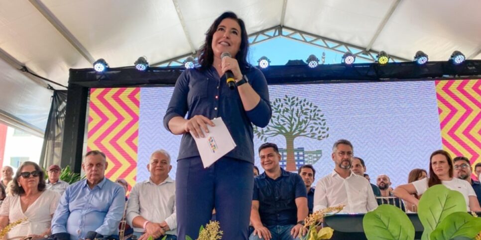 Ministra Simone Tebet durante a entrega do habitacional às famílias no Amapá (Foto: Márcia do Carmo, Nayana Magalhães e Israel Cardoso/GEA)