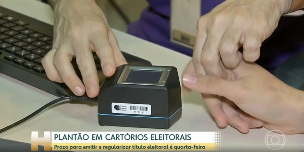 Pessoa fazendo a biometria do título de eleitor (Foto: Reprodução / Globo)