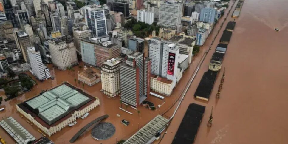 Porto Alegre inundada depois de cheia rio Guaíba (Foto: Reprodução / Renan Mattos/Reuters)