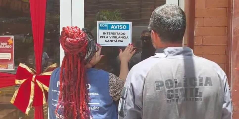 Restaurante de shopping  interditado pela vigilância sanitária (Foto: Reprodução / G1)