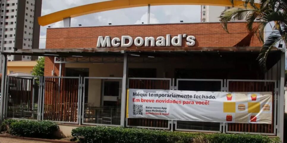 Unidade do McDonald's fechada na Avenida Brasil (Foto: Reprodução / Denny Cesare/Código 19)