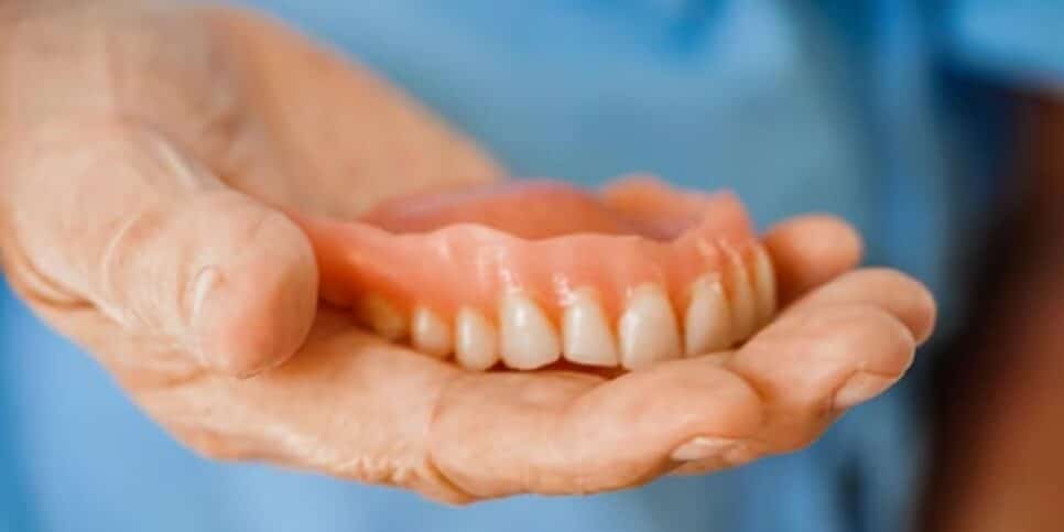 A cor da dentadura também traz a ideia de ser natural (Reprodução: Internet)