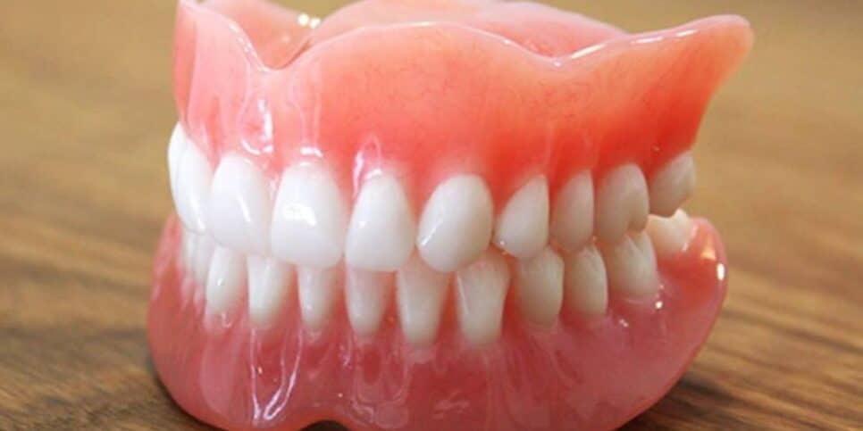 Os dentes tortos trazem a sensação de ser mais natural (Reprodução: Internet)