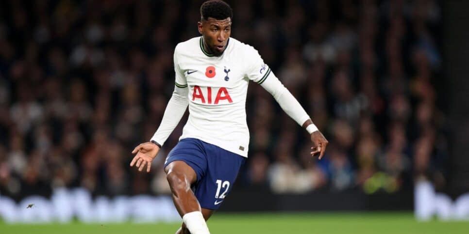 O lateral direito hoje veste a camisa do Tottenham da Inglaterra (Reprodução: Tottenham/Divulgação)