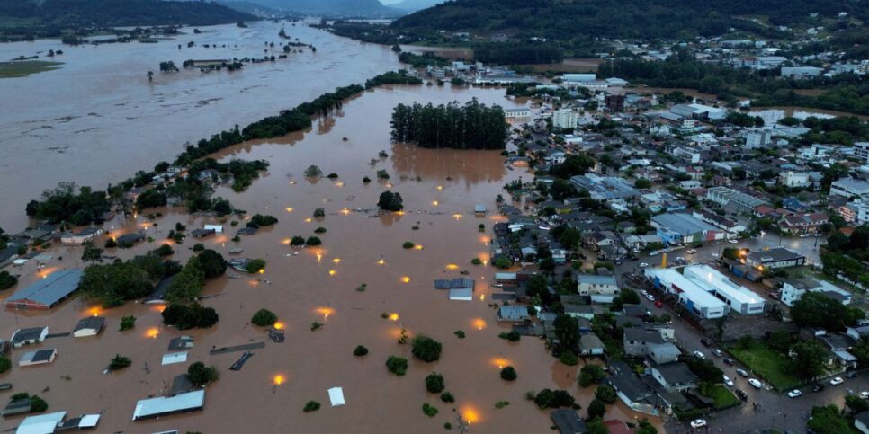 As enchestes devastaram diversas cidades no Rio Grande do Sul (Reprodução: REUTERS/Diego Vara)