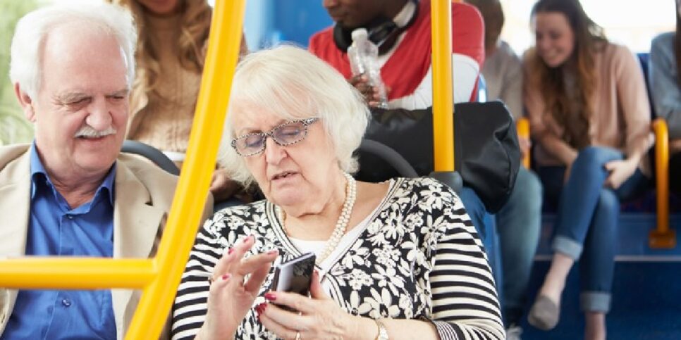 Idosos andando de ônibus de graça (Foto: Reprodução/Internet)