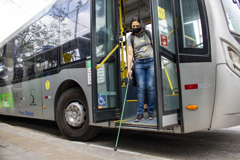 Pessoa com deficiência utilizando o transporte público - foto: SP Trans