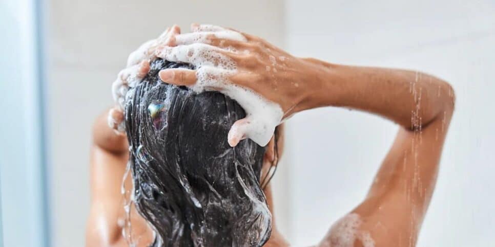 Lave o cabelo após 1 hora com o produto no couro cabeludo (Reprodução: Internet)