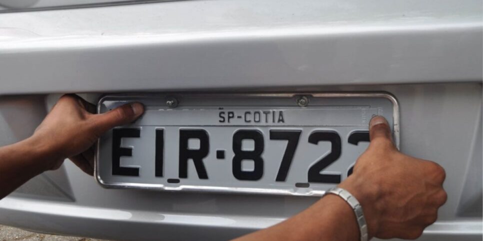 Modelo antigo de placas de carros - (Foto: Reprodução / Internet)