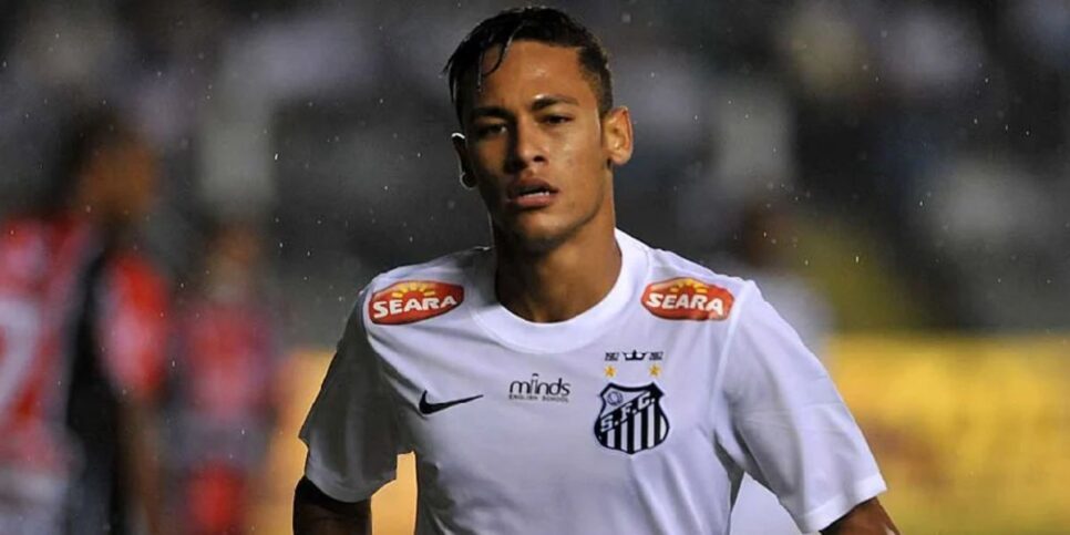 Neymar estreou como jogador de futebol profissional no Santos (Reprodução: Ivan Storti/Santos FC)