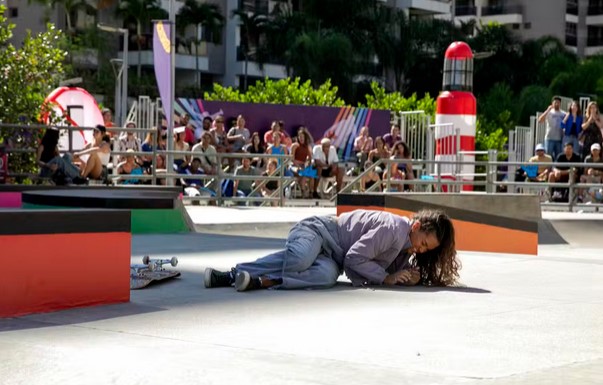 Max sabota o skate de Nicole para prejudicar seu desempenho (Foto: Globo / Manoella Mello)
