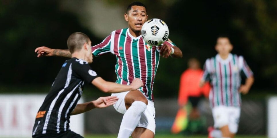 Paollo Madeira jogando pelo Estrela Amadora (Foto: Divulgação)