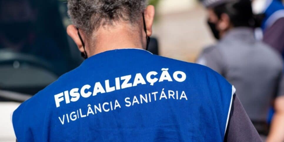 Agente da Vigilância Sanitária (Foto: Reprodução / Internet)