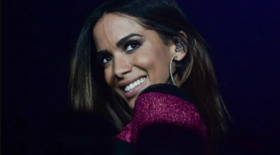 Anitta revelou que vai passar por cirurgia pra remover uma veia saltada na testa- Foto: Reprodução/QUEM