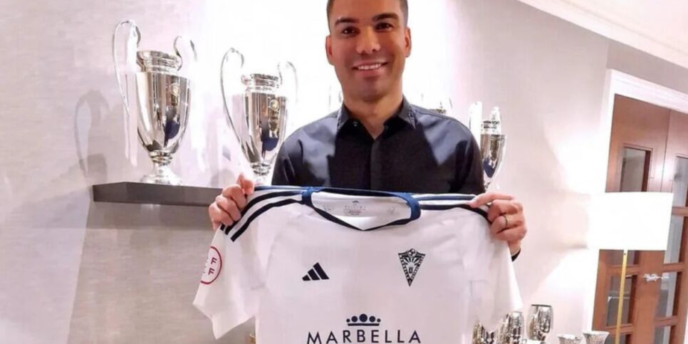 Casemiro com uma camiseta do seu novo clube, o Marbella FC (Foto: Reprodução/ Internet)