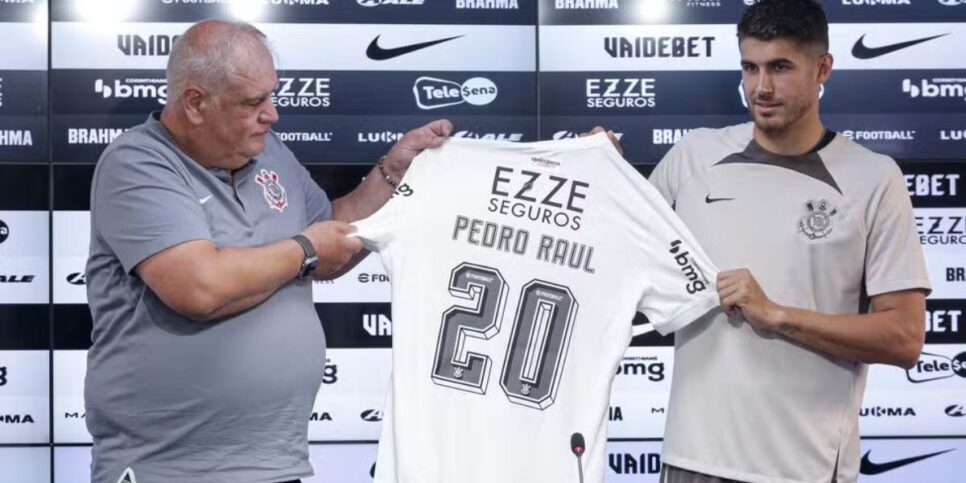 Pedro Raul é apresentado como reforço do Corinthians — Foto: Rodrigo Coca/Ag.Corinthians