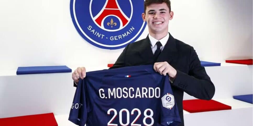 Gabriel Moscardo com a camisa do PSG alusiva ao contrato até 2028 — Foto: Divulgação / PSG