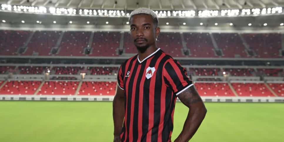 Thiago Mendes com a camisa do Al-Rayyan — Foto: Divulgação / Al-Rayyan