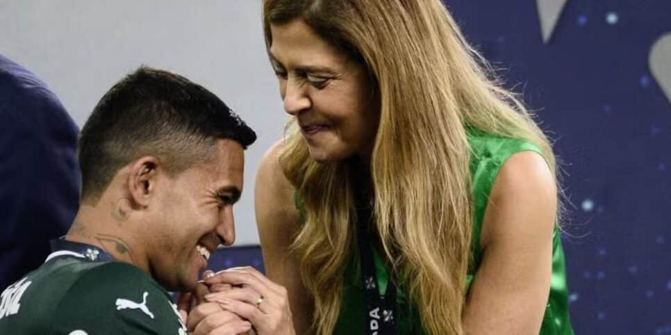 Leila Pereira e Dudu, do Palmeiras — Foto: Marcos RibolliO Palmeiras havia aceitado no sábado a proposta do Cruzeiro, de 4 milhões de dólares (R$ 21 milhões) para levar Dudu. O atacante e seu empresário tinham topado a oferta salarial e um contrato de cinco anos do clube mineiro, também.