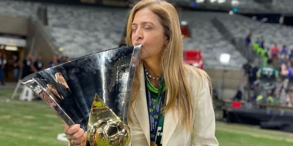 Leila Pereira com a taça de campeão brasileiro de 2023 conquistada pelo Palmeiras — Foto: Reprodução/X