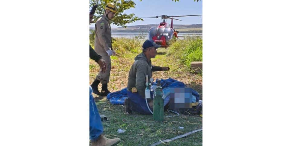 Helicóptero com três pessoas cai em Água Fria de Goiás (Foto: CBMGO)