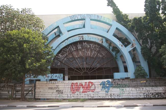 Paredes pichadas e abandono marcam a presença das obras do que seria o Shopping da Vila Shopping em Guarulhos (Foto Reprodução/YT)