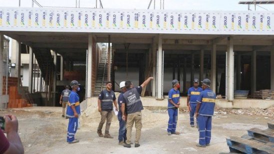 MPRJ, PM e Prefeitura participando da ação (Foto Reprodução/Jornal Extra)