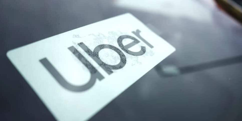 Logo da Uber em para-brisa de carro (Foto: Reprodução / Nam Y. Huh/AP)