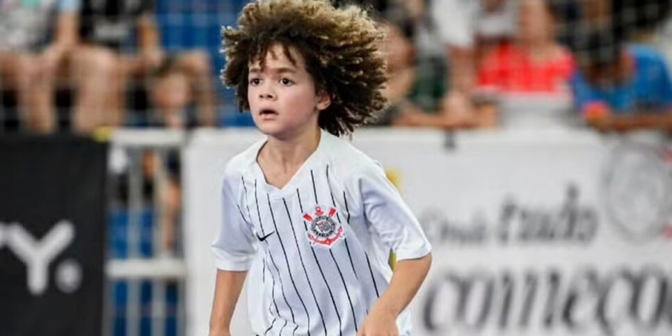 Lucas Flora, de 10 anos, recebe oferta para trocar o Corinthians pelo Palmeiras (Foto: Reprodução - Globo Esporte)