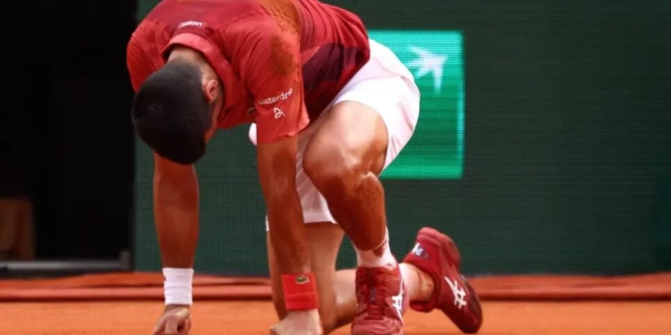 Novak Djokovic sofre lesão e abandona Roland Garros 2024 e perde o porto de n° 1 (Foto: Reprodução/ Internet)